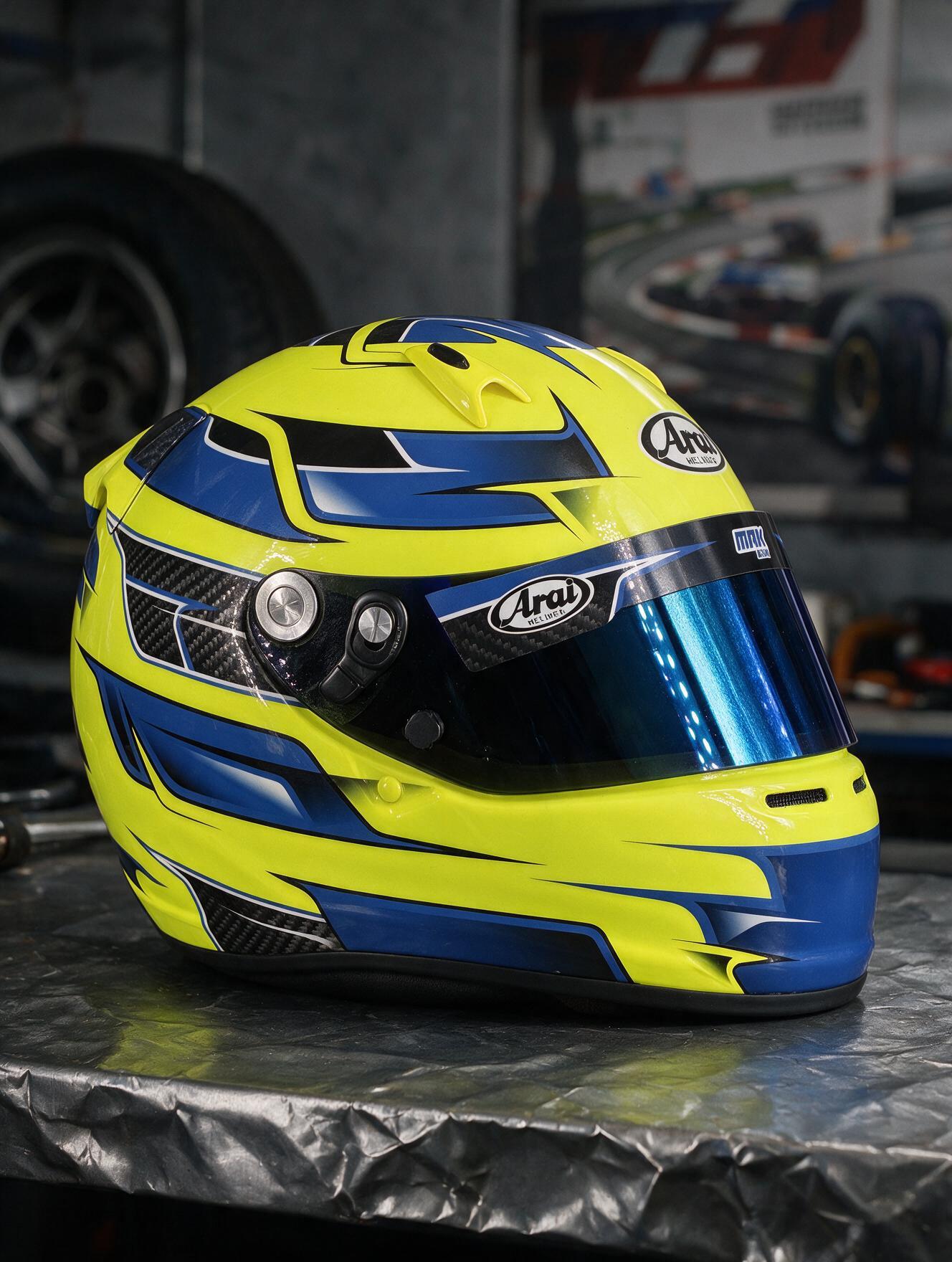 Casque Arai SK6 personnalisé jaune fluo et bleu marine, vue 1